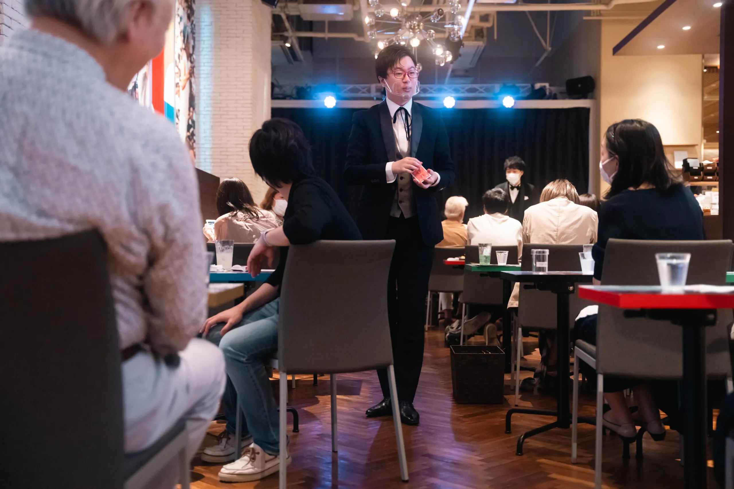 パーティー会場での公演の様子