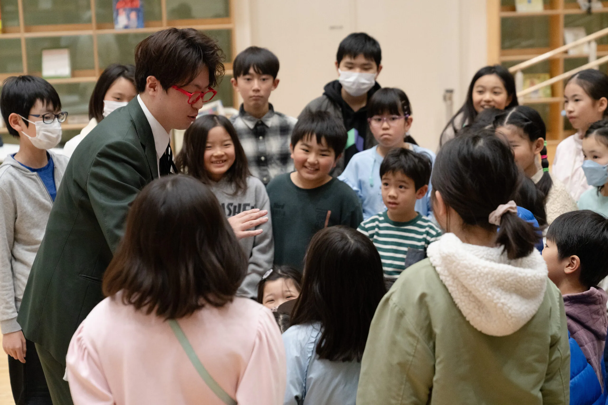 子どもたちに囲まれてのマジックの様子
